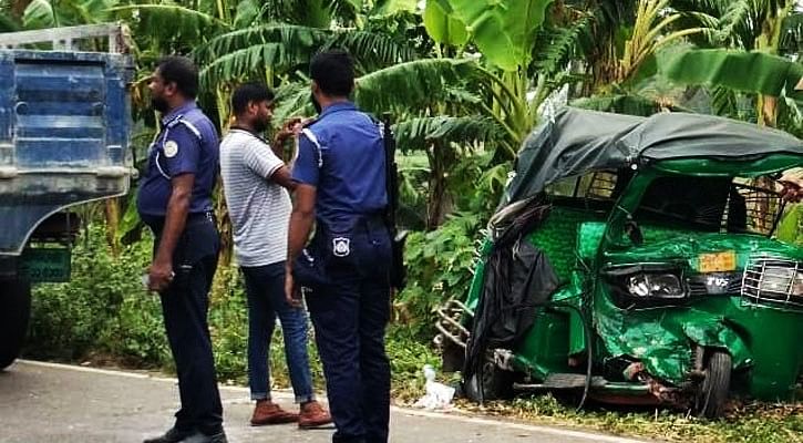 পিকআপ ভ্যান ও অটোরিকশার সংঘর্ষে অটোরিকশাটি দুমড়েমুচড়ে গেছে। শুক্রবার সকালে উপজেলার বাখরকাঠি এলাকায় বরিশাল-পটুয়াখালী মহাসড়কে