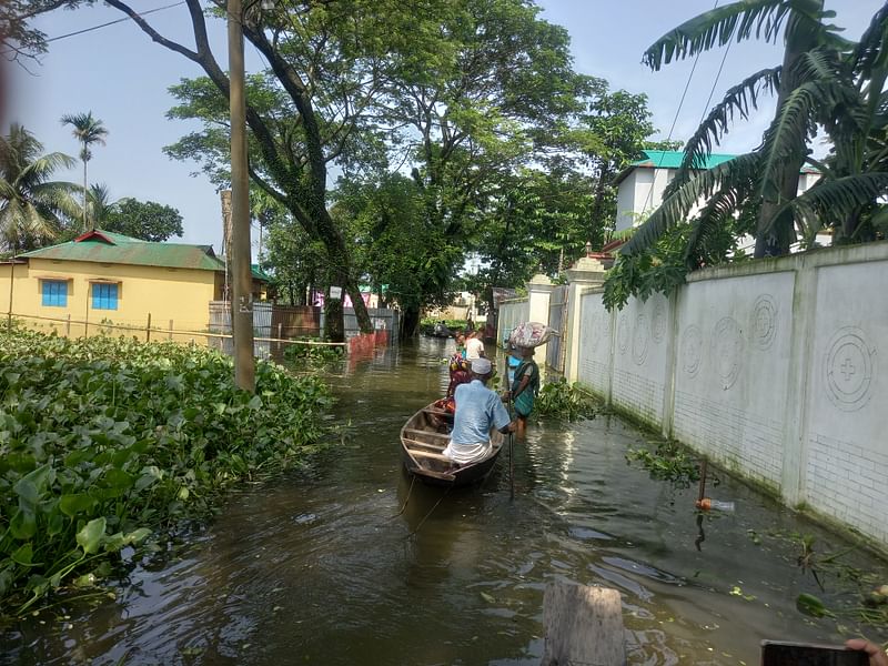 সুনামগঞ্জে বন্যার পানি কমছে। তবে এখনো ডুবে আছে অসংখ্য বাড়িঘর, রাস্তাঘাট ও স্থাপনা। এমন একটি রাস্তায় নৌকা দিয়ে চলাচল করছে স্থানীয় বাসিন্দারা। গতকাল বিকেলে সদর উপজেলার কালীপুর গ্রামে