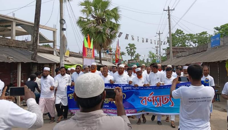 খুলনার কয়রা উপজেলার কালনা আমিনিয়া কামিল মাদ্রাসার পুনর্মিলনী অনুষ্ঠানে প্রাক্তন শিক্ষার্থীদের মিলনমেলা। গতকাল মঙ্গলবার সকালে মাদ্রাসা প্রাঙ্গণে