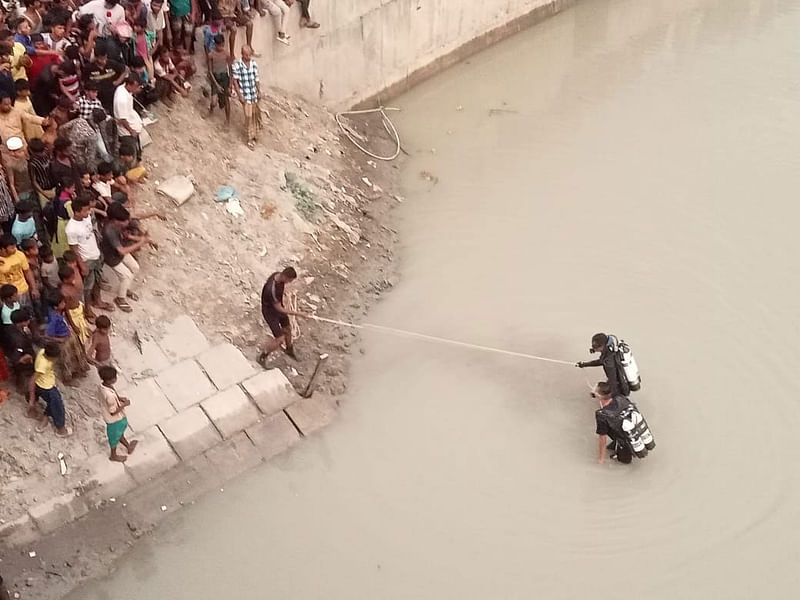 প্রায় চার ঘণ্টা অভিযান চালিয়েও নিখোঁজ দুই শিশুর খোঁজ পায়নি ফায়ার সার্ভিসের ডুবুরি দল। আজ চট্টগ্রাম নগরের ফিশারিঘাট এলাকায় চাক্তাই খালে