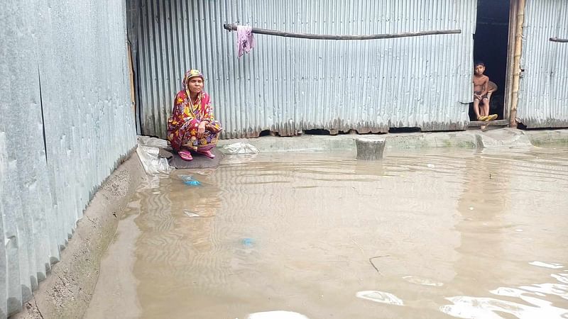 হাতীবান্ধার সানিয়াজান নদীর পানি বেড়ে ঘরবাড়িতে পানি উঠতে শুরু করেছে। তলিয়ে গেছে রাস্তাঘাট। আজ বুধবার উপজেলার সানিয়াজান ইউনিয়নে