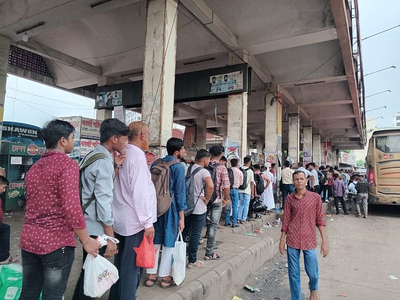 এনা পরিবহনের টিকিটের জন্য যাত্রীদের লম্বা লাইন