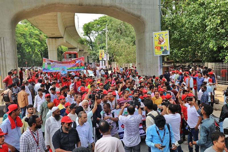 সোহরাওয়ার্দী উদ্যানে আওয়ামী লীগ আয়োজিত আলোচনা সভায় যোগ দিতে নানা প্রান্ত থেকে দলের নেতা-কর্মীরা আসছেন