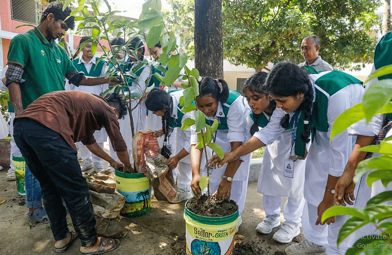 গাছ লাগানোর মধ্যে যে আনন্দ আছে, নিজের লাগানো গাছে নতুন পাতা বের হলে, প্রথম ফুল এলে, প্রথম ফল ধরলে, ফল বড় হলে, সে ফল নিজে খেলে বা অন্যকে খেতে দেওয়ার মধ্যে যে অনেক আনন্দ, তা এই নতুন প্রজন্ম জানেই না।