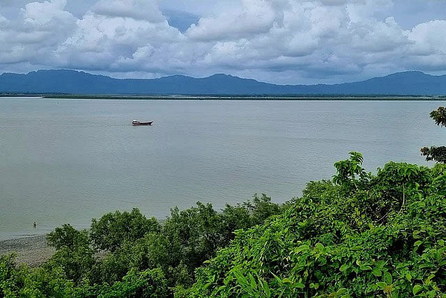 মিয়ানমারের রাখাইন রাজ্যের মংডু শহর থেকে মুহুর্মুহু বিস্ফোরণের শব্দ ভেসে আসছে কক্সবাজারের টেকনাফের সীমান্তবর্তী বিভিন্ন এলাকায়