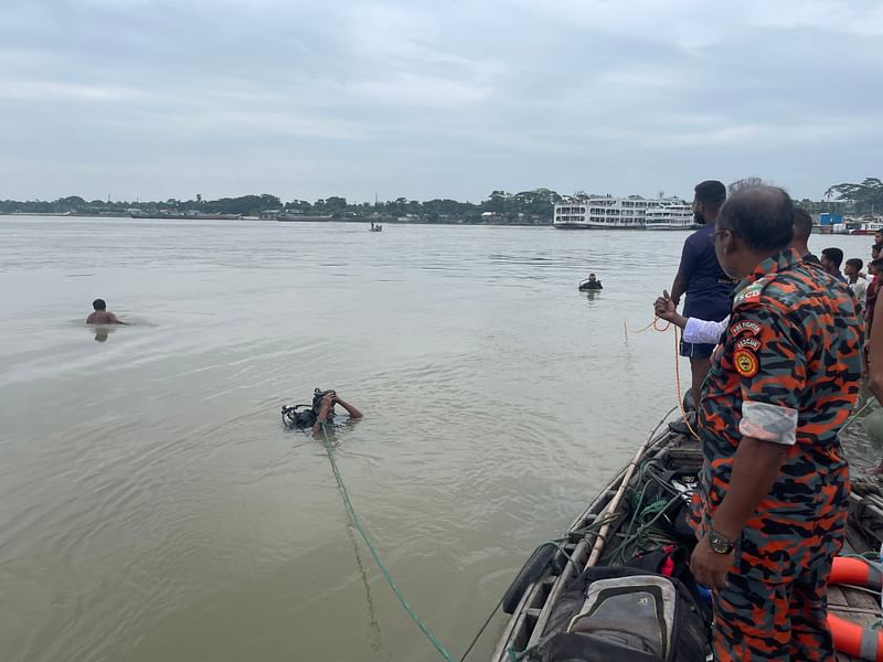 মেঘনা নদীতে নিখোঁজ ব্যক্তির সন্ধানে উদ্ধার অভিযান চালাচ্ছে নৌ ফায়ার সার্ভিসের ডুবুরি দল। আজ বৃহস্পতিবার চাঁদপুর শহরের বড় স্টেশন লঞ্চঘাট এলাকায়