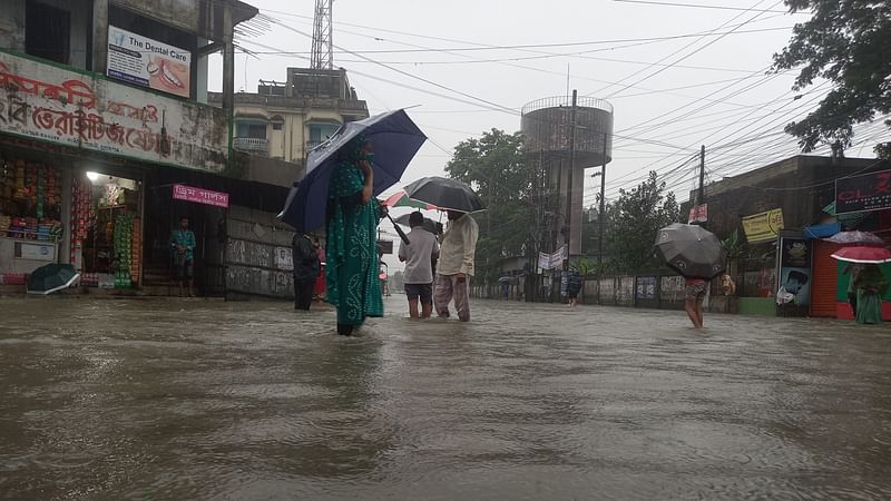 সুনামগঞ্জের সার্বিক বন্যা পরিস্থিতির আরও অবনতি হয়েছে। বৃষ্টি ও উজানের ঢলে প্লাবিত হচ্ছে নতুন নতুন এলাকা। আজ বুধবার সকালে শহরের ষোলঘর এলাকায়