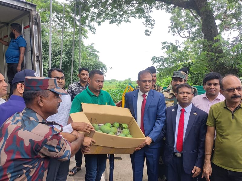 দুই দেশের শূন্যরেখায় উপহারের হাঁড়িভাঙা আম, ইলিশ মাছ ও মিষ্টি হস্তান্তর করা হয়। আজ বৃহস্পতিবার দুপুরে ব্রাহ্মণবাড়িয়ার আখাউড়া সীমান্তে