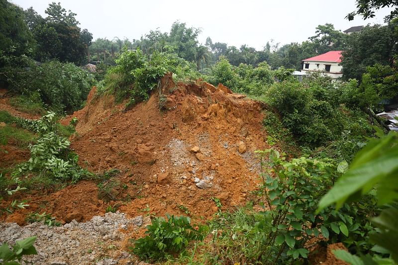 সিলেট নগরের চামেলীবাগ এলাকায় একটি বাড়ির ওপর এই টিলাটি গতকাল সকালে ধসে পড়ে