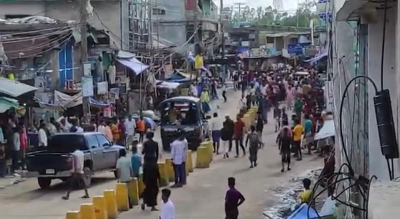 কক্সবাজারের পেকুয়া বাজারে অটোরিকশা স্ট্যান্ড দখল নিয়ে দুই পক্ষের মধ্যে গোলাগুলি ও ইটপাটকেল নিক্ষেপের ঘটনা ঘটে। একপর্যায়ে পুলিশ এসে পরিস্থিতি নিয়ন্ত্রণ করে। আজ বিকেলে