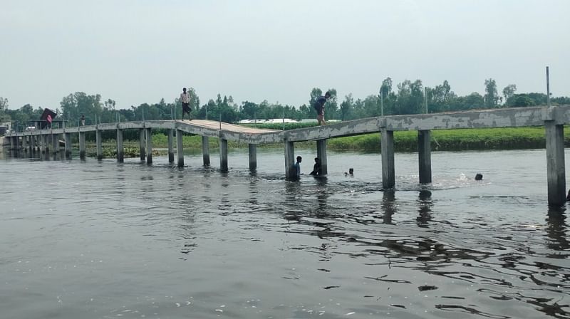 গাইবান্ধার সুন্দরগঞ্জ উপজেলার বেলকা ইউনিয়নের বেলকা ঘাট এলাকায় কাজ শেষ না হতেই দেবে গেছে সেতু। মঙ্গলবার বিকেলে তোলা