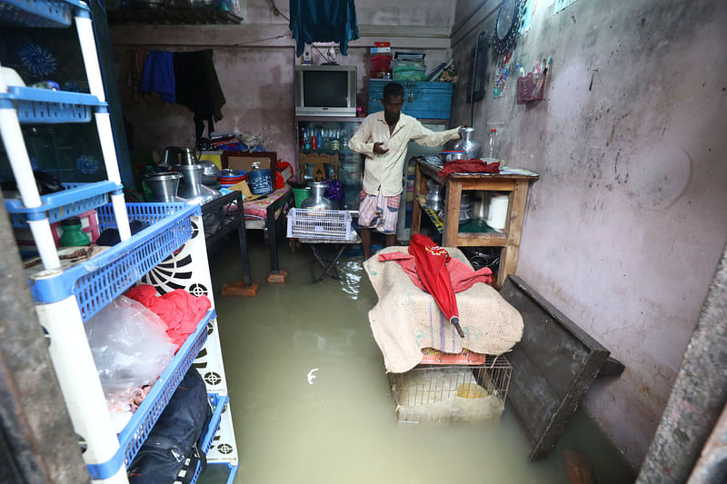 পাহাড়ি ঢল ও ভারী বৃষ্টিতে সিলেট নগরের বিভিন্ন এলাকার মানুষ পানিবন্দী অবস্থায় আছে। বুধবার দুপুরে কলাপাড়া এলাকায়