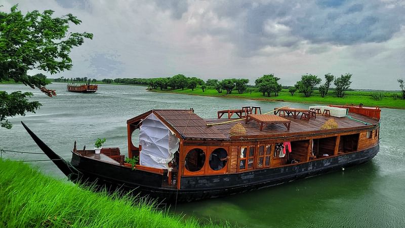 ‘হাউসবোট’ নামে পরিচিত বিলাসবহুল এসব নৌকাঘর ভ্রমণপিপাসুদের কাছে বেশ জনপ্রিয়