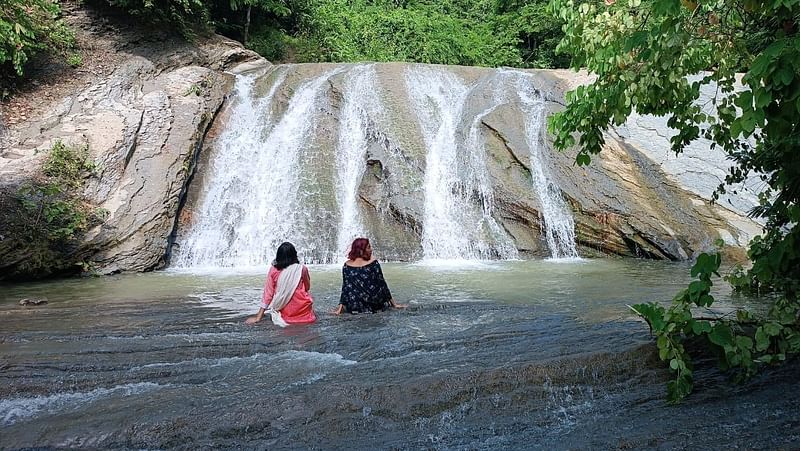 বর্ষায় নতুন প্রাণ পেয়ে রূপ ছড়াচ্ছে মিরসরাইয়ের নাপিত্তাছড়া ঝরনা। সম্প্রতি তোলা