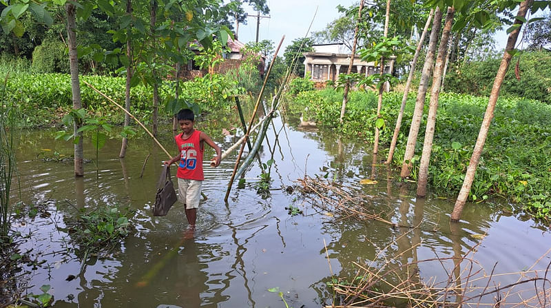 সিলেটের দক্ষিণ সুরমা উপজেলার অনেক গ্রামের বাসিন্দা এখনো পানিবন্দী। আজ রোববার বিকেল সাড়ে পাঁচটায় উপজেলার জলকরকান্দি গ্রামে