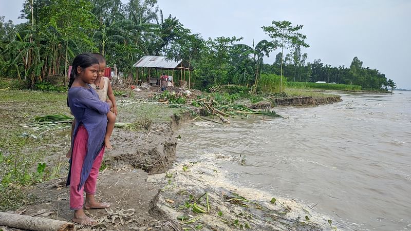 কুড়িগ্রামের রাজারহাট উপজেলায় ঘড়িয়ালডাঙ্গা ও বিদ্যানন্দ ইউনিয়নে তিস্তা নদীতে ভাঙন চলছেই। গতকাল শনিবার বিকেলে বিদ্যানন্দ ইউনিয়নের কালীরহাট এলাকায় নদীর পাড়ে