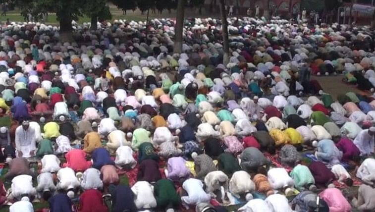 কিশোরগঞ্জের ঐতিহাসিক শোলাকিয়ায় আজ সকাল ৯টার দিকে পবিত্র ঈদুল আজহার ১৯৭তম নামাজের জামাত শুরু হয়।