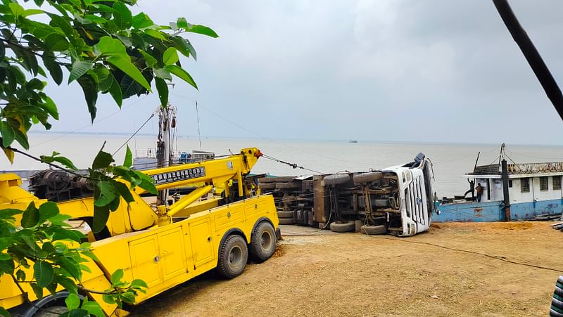 মানিকগঞ্জের পাটুরিয়ার পাঁচ নম্বর ঘাটে বিকল ট্রাক সরাতে গিয়ে উল্টে যায় রেকার। আজ দুপুর সাড়ে ১২টার দিকে তোলা