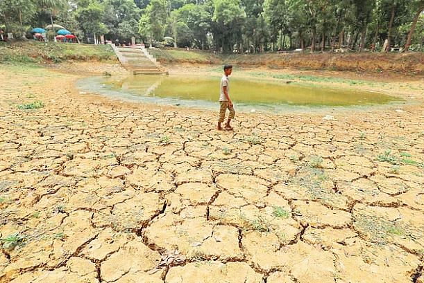 ‘জলবায়ুর বিরূপ প্রভাবে আমাদের এই সবুজ পৃথিবী ক্রমে মরুকরণের দিকে এগিয়ে যাচ্ছে।’