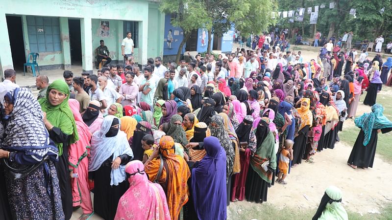 নারায়ণগঞ্জের রূপগঞ্জ উপজেলার কাঞ্চন পৌরসভা নির্বাচনে আজ সকালে কয়েকটি কেন্দ্রে ভোটারদের দীর্ঘ সারি দেখা গেছে। ৫২ নম্বর হাটাব সরকারি প্রাথমিক বিদ্যালয় কেন্দ্রের সামনে সকাল সাড়ে আটটার দিকে