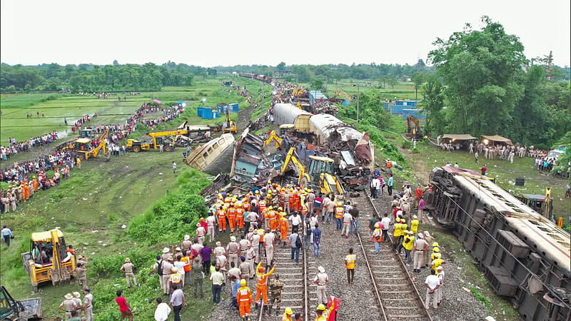 দুর্ঘটনাস্থলে চলছে উদ্ধারকাজ