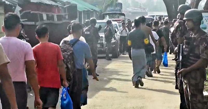 কক্সবাজার শহরের নুনিয়াছটা এলাকায় বিআইডব্লিউটিএ-জেটিঘাটে নেওয়া হচ্ছে পালিয়ে আশ্রয় নেওয়া মিয়ানমারের বিজিপি সদস্যদের। আজ সকালে