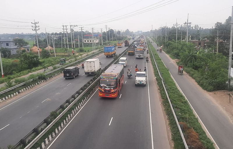 স্বাভাবিক গতিতে চলছে যানবাহন। আজ শনিবার দুপুর সাড়ে ১২টায় টাঙ্গাইল শহর বাইপাস সড়ক এলাকায়