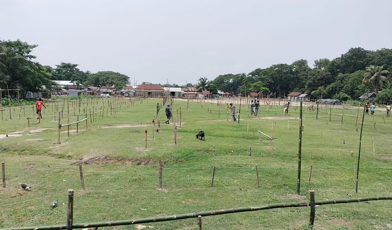 নেত্রকোনার মদন উপজেলার জাহাঙ্গীরপুর তহুরা আমিন (টি আমিন) সরকারি পাইলট উচ্চবিদ্যালয়ের খেলার মাঠে পশুর হাট বসানোর প্রস্তুতি শেষ হয়েছে। গতকাল বুধবার বিকেলে