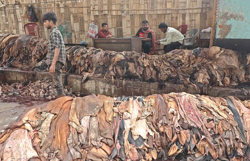 চামড়া নিয়ে বসে আছেন আড়তদারেরা