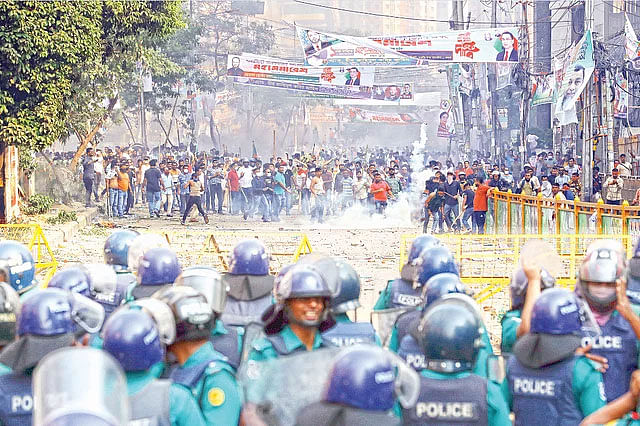 ঢাকায় গত বছরের ২৮ অক্টোবর বিএনপির মহাসমাবেশের দিন সংঘর্ষকালে পুলিশের কাছ থেকে আগ্নেয়াস্ত্র খোয়া যায়