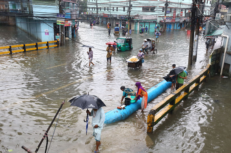 ভারী বৃষ্টি ও উজান থেকে নেমে আসা ঢলে সিলেটের নদ-নদীগুলোর পানি হু হু করে বাড়ছে। ছড়ার পানি উপচে প্লাবিত হয়েছে সিলেট নগরের তালতলা এলাকা। গতকাল বিকেলে তোলা