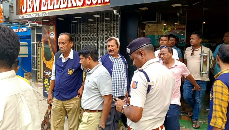 হাওড়ার ডোমজুড়ে ডাকাতি হওয়া অলংকারের দোকানে আলামত সংগ্রহ করছেন আইনশৃঙ্খলা রক্ষাকারী বাহিনীর সদস্যরা