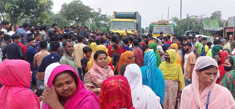 আজ শুক্রবার বেলা ১১টার দিকে বকেয়া বেতন–বোনাস পরিশোধের দাবিতে ঢাকা চট্টগ্রাম মহাসড়কের কুমিল্লার চান্দিনার বেলাশর এলাকায় বিক্ষোভ করেন একটি কারখানার পোশাকশ্রমিকেরা। এতে তীব্র যানজট তৈরি হয়।