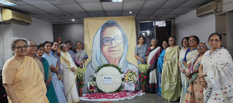 সেগুনবাগিচায় সুফিয়া কামাল ভবনে কবি সুফিয়া কামালের প্রতিকৃতিতে ফুল দিয়ে শ্রদ্ধা জানান বাংলাদেশ মহিলা পরিষদের নেতা-কর্মীরা। ঢাকা, ২০ জুন