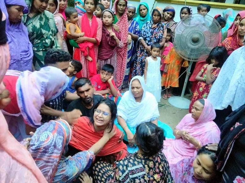 কান্নায় ভেঙে পড়েন স্বজনেরা