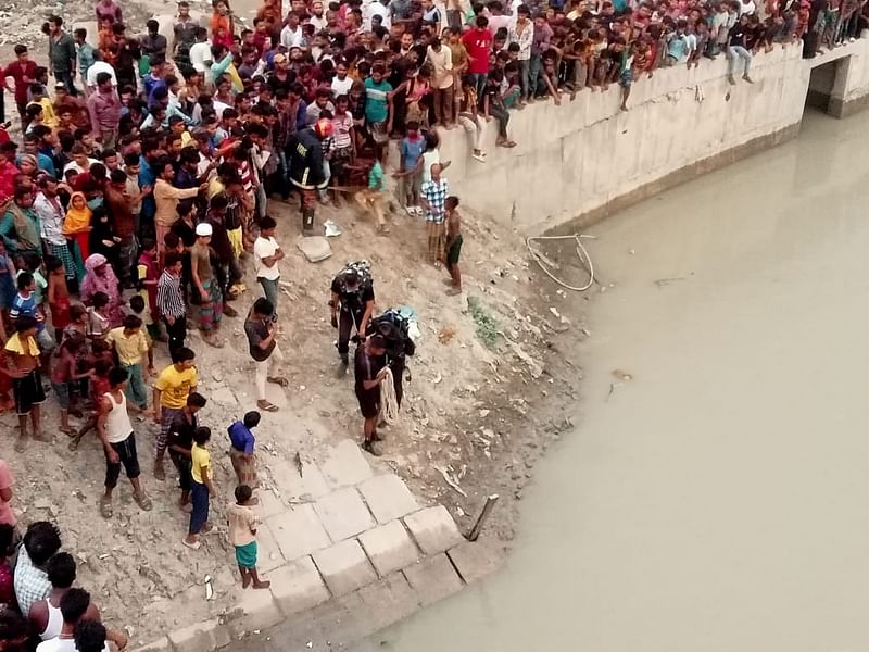 চট্টগ্রামের চাক্তাই খালে ফায়ার সার্ভিসের উদ্ধার অভিযান। গতকাল বিকেলে