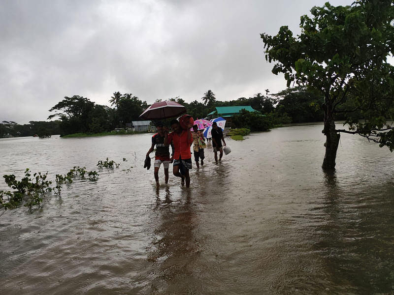 ধর্মপাশার ফজলুল হক সেলবর্ষী সড়ক পানিতে তলিয়ে গেছে। যানবাহন চলাচল বন্ধ থাকায় পানি মাড়িয়ে হেঁটে চলাচল করছেন লোকজন। আজ বুধবার বিকেলে