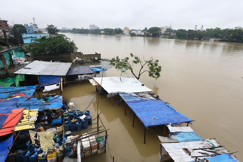 সুরমার পানি উপচে পড়েছে সিলেট নগরের কাজিরবাজার এলাকায়। গতকাল বৃহস্পতিবার সকালে তোলা