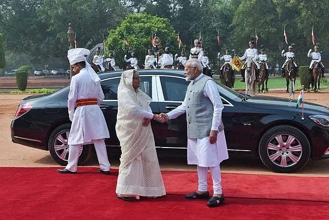 ভারতের রাষ্ট্রপতি ভবনে পৌঁছালে দেশটির প্রধানমন্ত্রী নরেন্দ্র মোদি বাংলাদেশের প্রধানমন্ত্রী শেখ হাসিনাকে উষ্ণ অভ্যর্থনা জানান। ২২ জুন, ভারতের দিল্লিতে