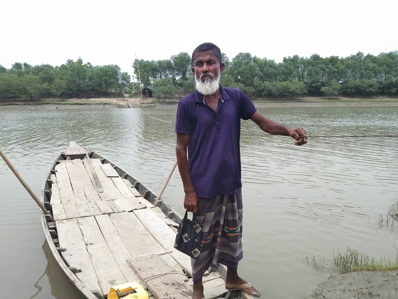 প্রায় ৫০ বছর ধরে কপোতাক্ষ নদে মানুষ পারাপারে কাজ করছেন শেখ কামরুল ইসলাম