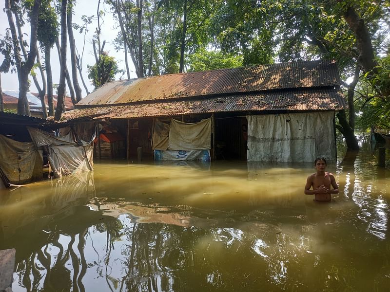 সুনামগঞ্জে এখনো অসংখ্য বাড়িঘর, রাস্তাঘাট প্লাবিত আছে। শুক্রবার বিকেলে সদর উপজেলার কালীপুর গ্রামে