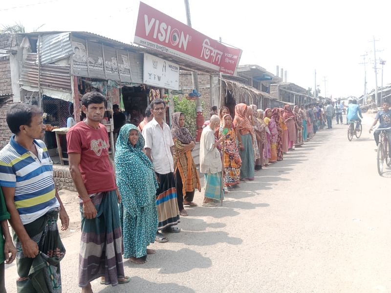 সাতক্ষীরার আশাশুনিতে প্রকৃত জেলেদের চাল না দেওয়ায় শুক্রবার মিত্র তেঁতুলিয়া বাজার সড়কে মানববন্ধন হয়েছে