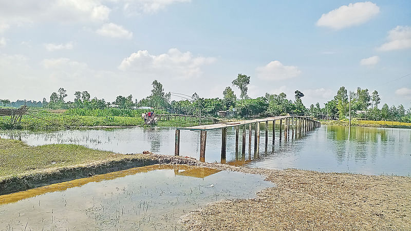 রংপুরের কাউনিয়ায় পূর্ব নাজিরদহ এলাকায় মানাস নদের ওপর নির্মিত ১৪০ ফুট লম্বা বাঁশের সাঁকোটি ভেঙে গেছে। এতে চলাচলে মানুষের ভোগান্তি দেখা দিয়েছে