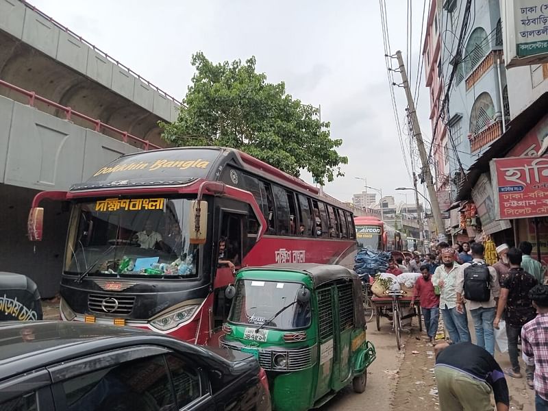 যানজটের কারণে সায়েদাবাদ বাস টার্মিনাল থেকে বের হতেই কয়েক ঘণ্টা পর্যন্ত সময় লাগছে। ঢাকা, ১৫ জুন