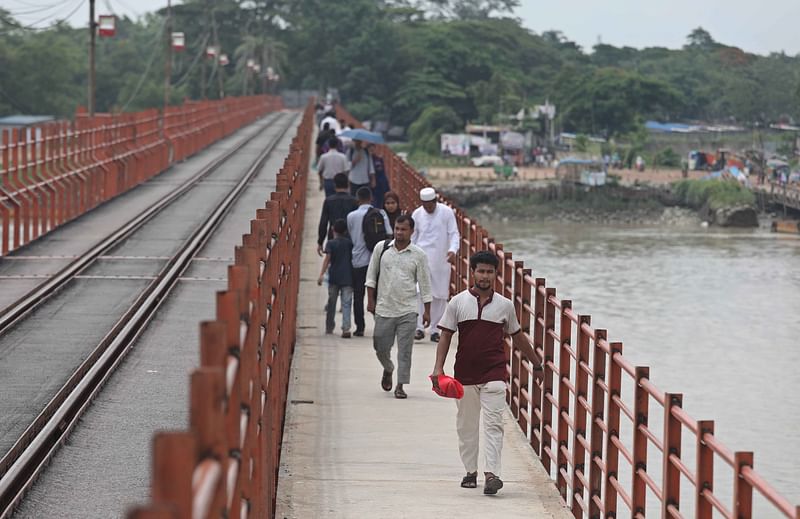 কালুরঘাট সেতুর সংস্কারকাজ এখনো শেষ হয়নি। তবে পথচারী পারাপারের জন্য আলাদাভাবে করা হাঁটার পথ খুলে দেওয়া হয়েছে। গত রোববার সকাল ১০টায় সেতুর চট্টগ্রাম নগর প্রান্তে