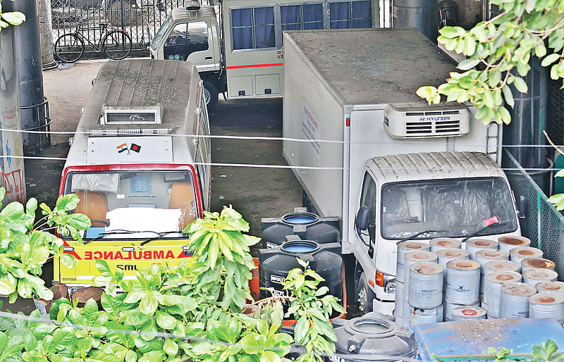 চট্টগ্রাম সিটি করপোরেশনের দামপাড়া ইয়ার্ডে পড়ে আছে অত্যাধুনিক আইসিইউ অ্যাম্বুলেন্স ও খাদ্য পরীক্ষাগারের ভ্রাম্যমাণ গাড়ি। ১৬ মে তোলা ছবি