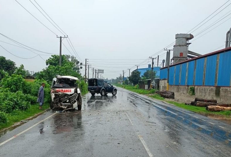 দুর্ঘটনায় দুমড়েমুচড়ে যাওয়া অ্যাম্বুলেন্স। মঙ্গলবার সকালে দিনাজপুরের ফুলবাড়ী উপজেলার রাজারামপুর এলাকায়