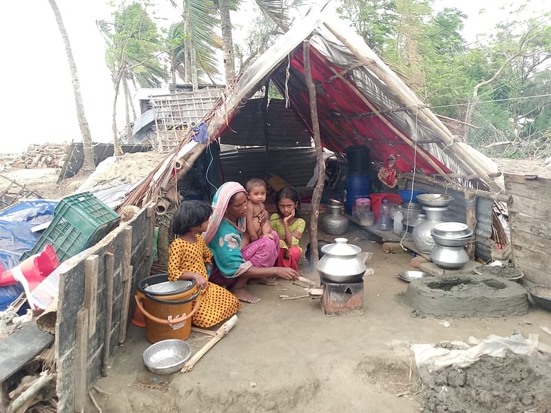 ঘূর্ণিঝড় রিমালে ঘরবাড়ি হারিয়ে বেড়িবাঁধে আশ্রয় নিয়েছে মাকসুদার পরিবার। তাঁদের জীবনে ঈদের আনন্দ নেই। রোববার দুপুরে পটুয়াখালীর রাঙ্গাবালী উপজেলার নয়ারচর এলাকায়