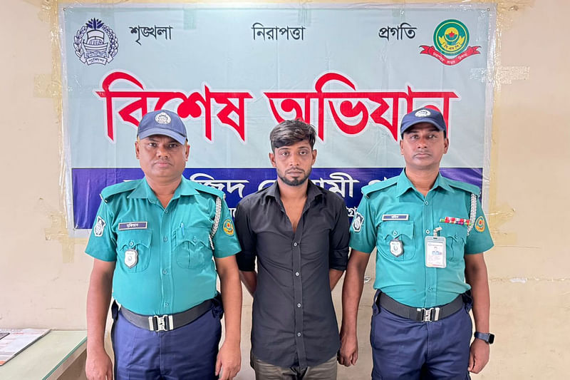 ক্যাপশন: নারী পোশাকশ্রমিকদের ভারতে পাচারের অভিযোগের মামলায় গ্রেপ্তার মো. তারেক। আজ নগরের বায়েজিদ বোস্তামী থানায়