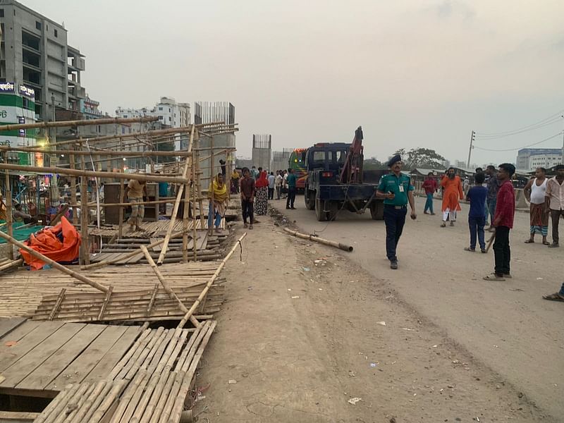 আবদুল্লাহপুরের আশুলিয়া সড়কে ফুটপাতে গড়ে তোলা দোকানপাট ও বিভিন্ন বাস কোম্পানির কাউন্টার উচ্ছেদ করেছে পুলিশ। ঢাকা, ০৫ জুন